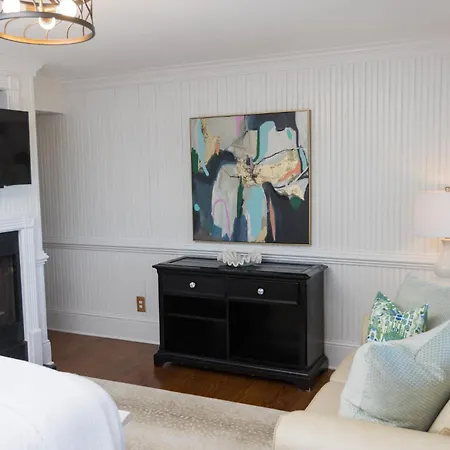 The Burrus House Inn Waterfront Suites-2