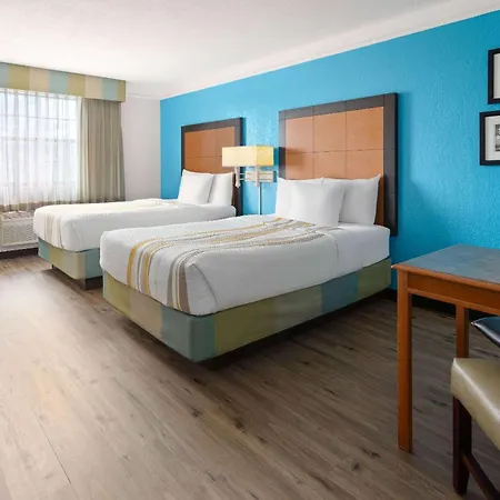 La Quinta Inn By Wyndham Pittsburgh Airport-2