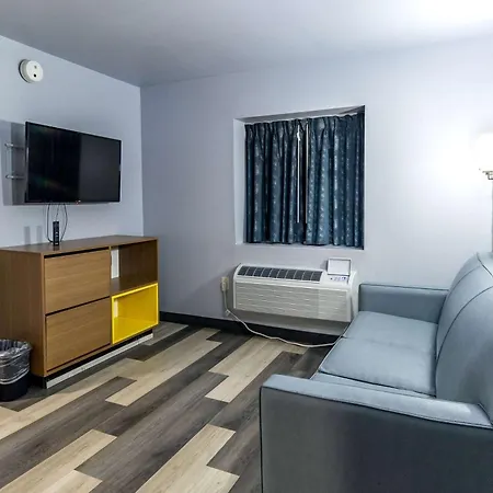 Days Inn & Suites By Wyndham Milwaukee-2