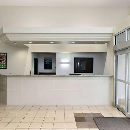 Super 8 By Wyndham St-Jerome-2