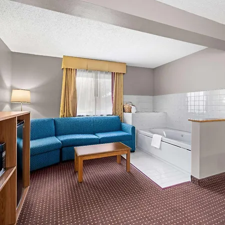 Super 8 By Wyndham Waverly-2