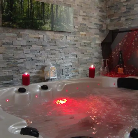 Le Clos des Tilleuls D Day Home, Chambres d'hôtes, Suite avec Sauna Privatif, Suite avec balnéothérapie privative, en supplément option SPA bain à remous-2