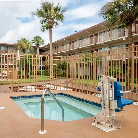 Red Roof Inn Plus+ & Suites Naples Downtown-5Th Ave S-3