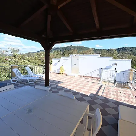 Villa Pizzo Beach Club - Free Pool & Private Beach Perfect For Families-2