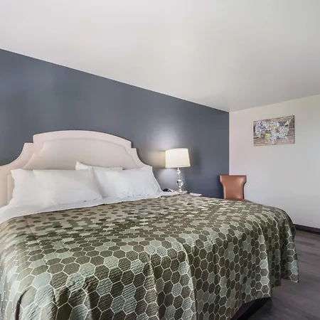Econo Lodge Neenah-2