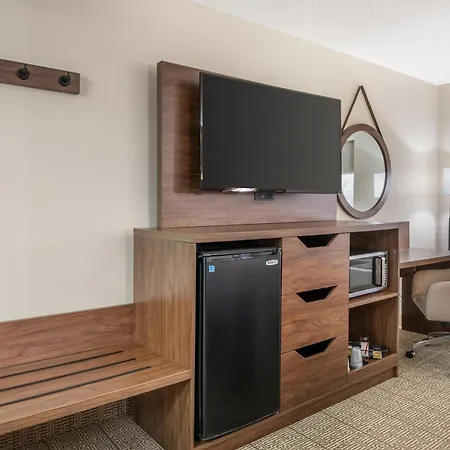 Quality Inn & Suites Near Owensboro & Holiday World Gold Award Winner-3