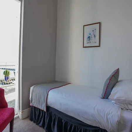 Oyo Shanklin Beach Hotel-2
