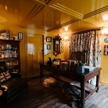 Sheddington Manor - 2 Bedroom Guest House & Cinema-2