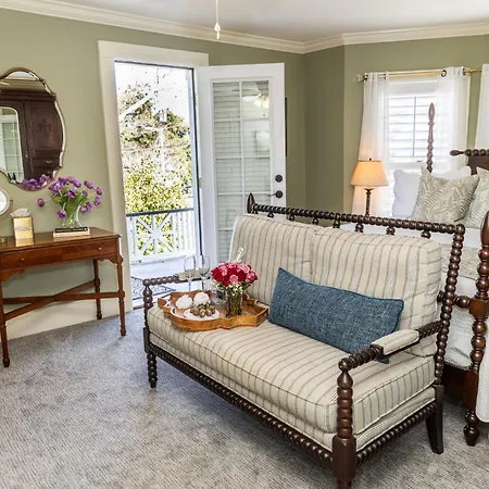 White Doe Inn Bed & Breakfast-2
