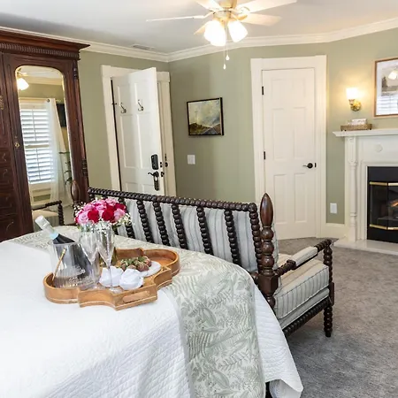 White Doe Inn Bed & Breakfast-3