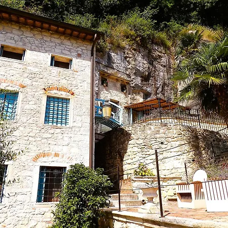Chez Les Grottes-2