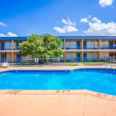 Castle Inn & Suites By Oyo Lawton-2