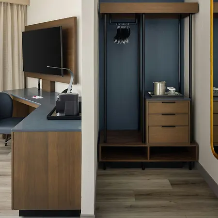 Oshkosh Marriott Waterfront Hotel & Convention Center-3