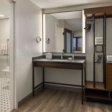 Oshkosh Marriott Waterfront Hotel & Convention Center-2