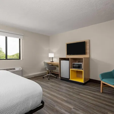 Days Inn And Suites By Wyndham Hammond, In-2
