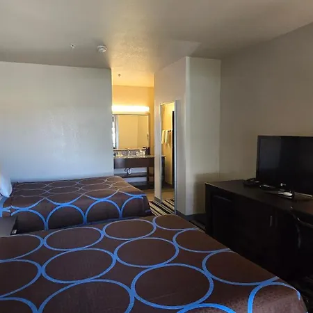 Super 8 By Wyndham Dilley Tx-3