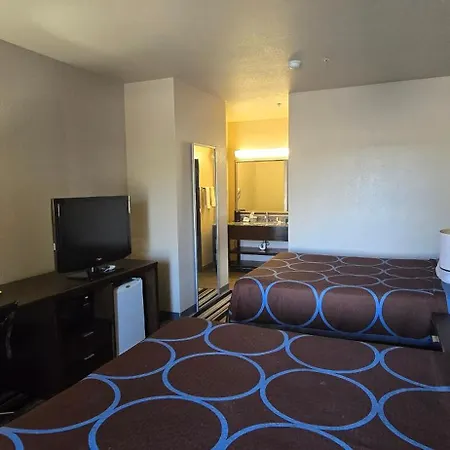 Super 8 By Wyndham Dilley Tx-2