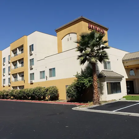 Ramada By Wyndham Bakersfield-3