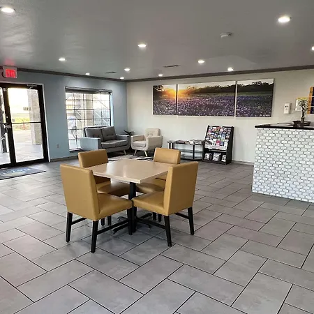 Days Inn & Suites By Wyndham - Canton First Monday Trade Days-2