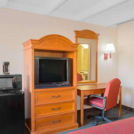 Days Inn By Wyndham Tallahassee University Center-2