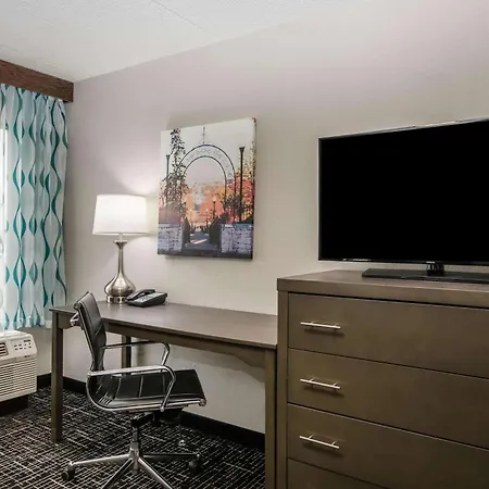 La Quinta Inn By Wyndham Davenport & Conference Center-3