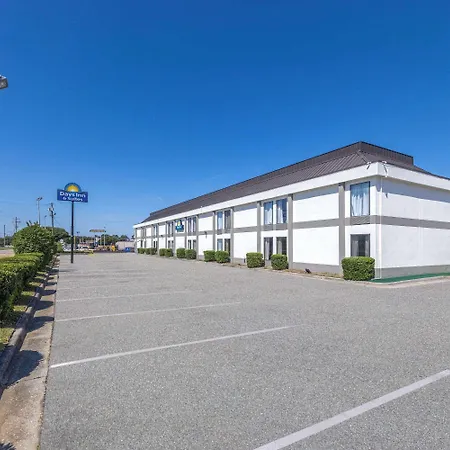 Days Inn & Suites By Wyndham Fort Bragg/Cross Creek Mall-3