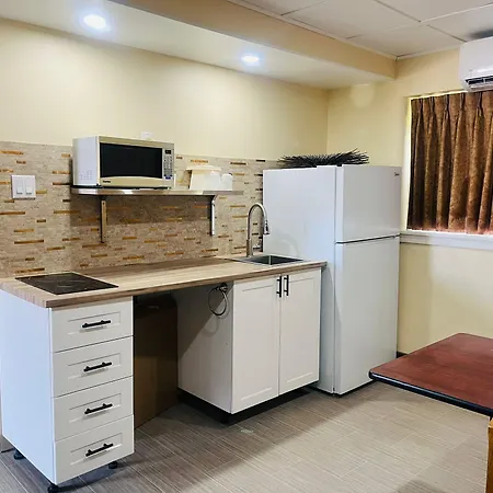 Travelodge By Wyndham Moose Jaw-3