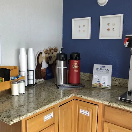 Travelodge By Wyndham Fort Myers Cape Coral-3