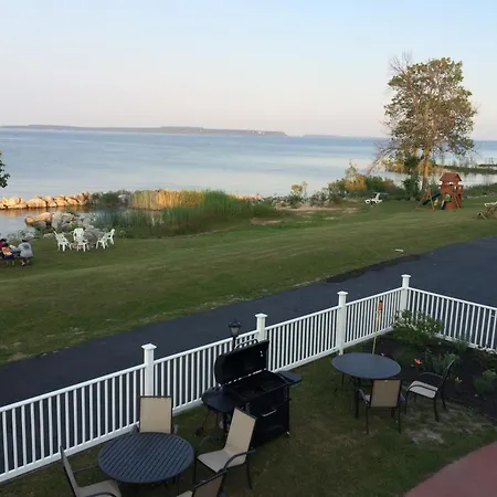Baymont By Wyndham St. Ignace Lakefront-3