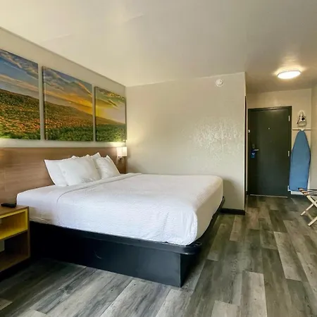 Days Inn By Wyndham Columbus In-2