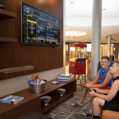 Courtyard By Marriott Canton-3