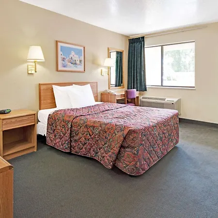 Days Inn By Wyndham Espanola-2