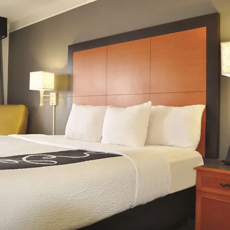 La Quinta Inn By Wyndham Dallas Uptown-3