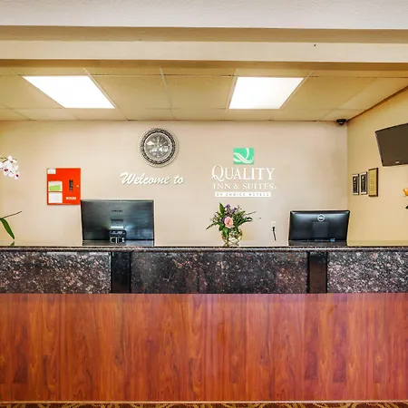 Quality Inn & Suites Vancouver North-2