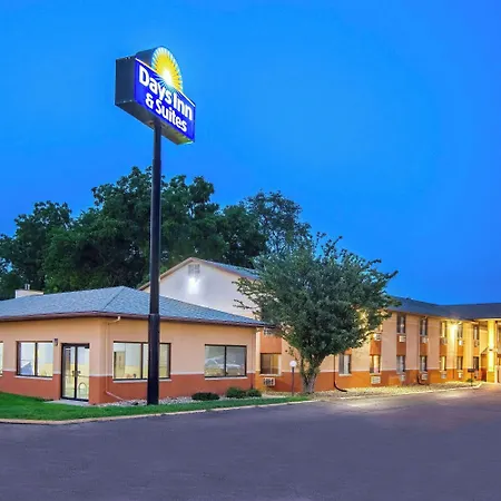 Days Inn & Suites By Wyndham Waterloo-2