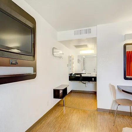 Motel 6 Thornton-2