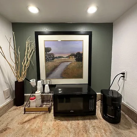 Desert Sands Inn & Suites-2