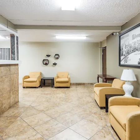 Super 8 By Wyndham Bloomington Normal-3