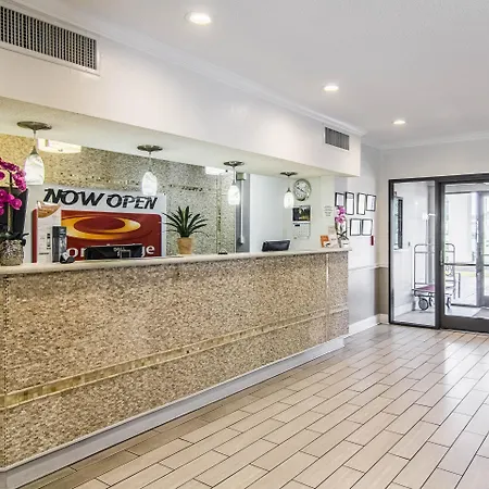 Econo Lodge Darien-3