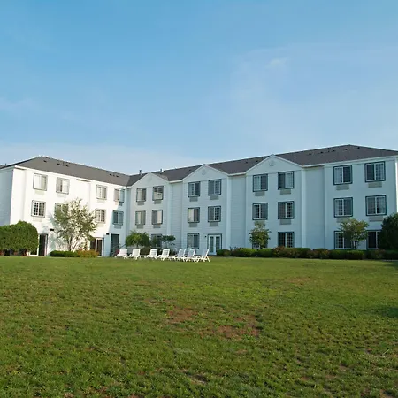 Charlevoix Inn & Suites Surestay Collection By Best Western-3