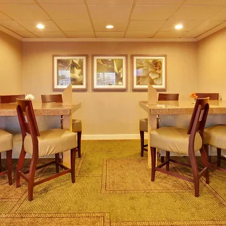 La Quinta By Wyndham Plattsburgh-3