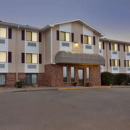 Travelodge By Wyndham Jefferson City-3