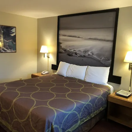 Super 8 By Wyndham Crescent City-2