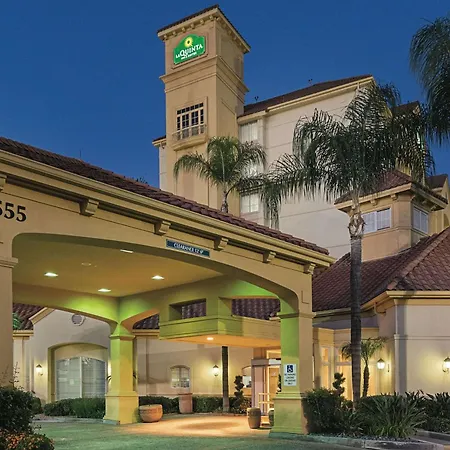 La Quinta Inn & Suites By Wyndham Ontario Airport-3