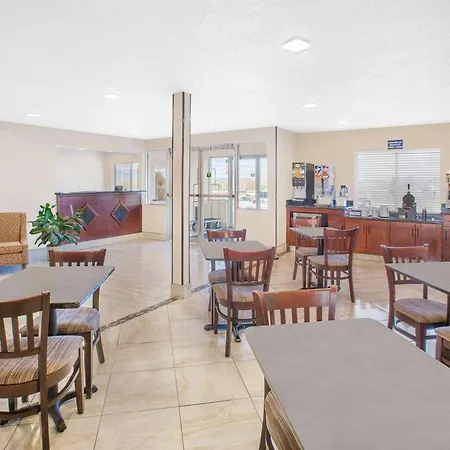Super 8 By Wyndham Seville-2