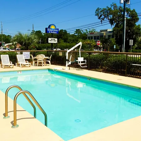 Days Inn & Suites By Wyndham Savannah Midtown-2