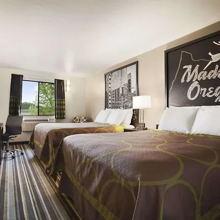 Super 8 By Wyndham Portland Airport-2