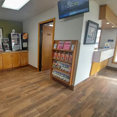 Super 8 By Wyndham Minot Airport-3