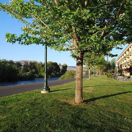 Oxford Suites Yakima-2