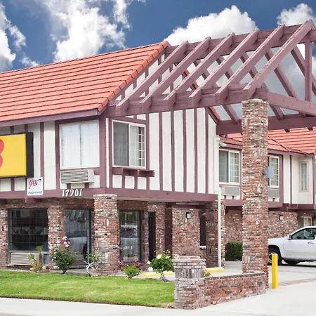 Super 8 By Wyndham Santa Clarita/Valencia-2